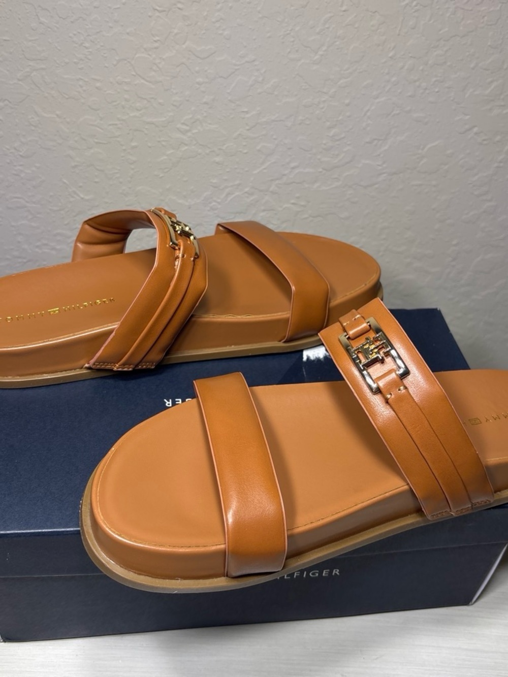 Tommy Hilfiger Jylian Double
Strap Footbed Slide Sandals
Medium Natural 9.5 NIB - Picture 3 of 5